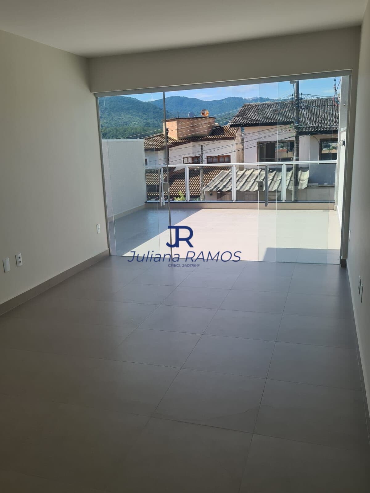 Casa à venda com 4 dormitórios, 133m2, varanda e ambientes integrados