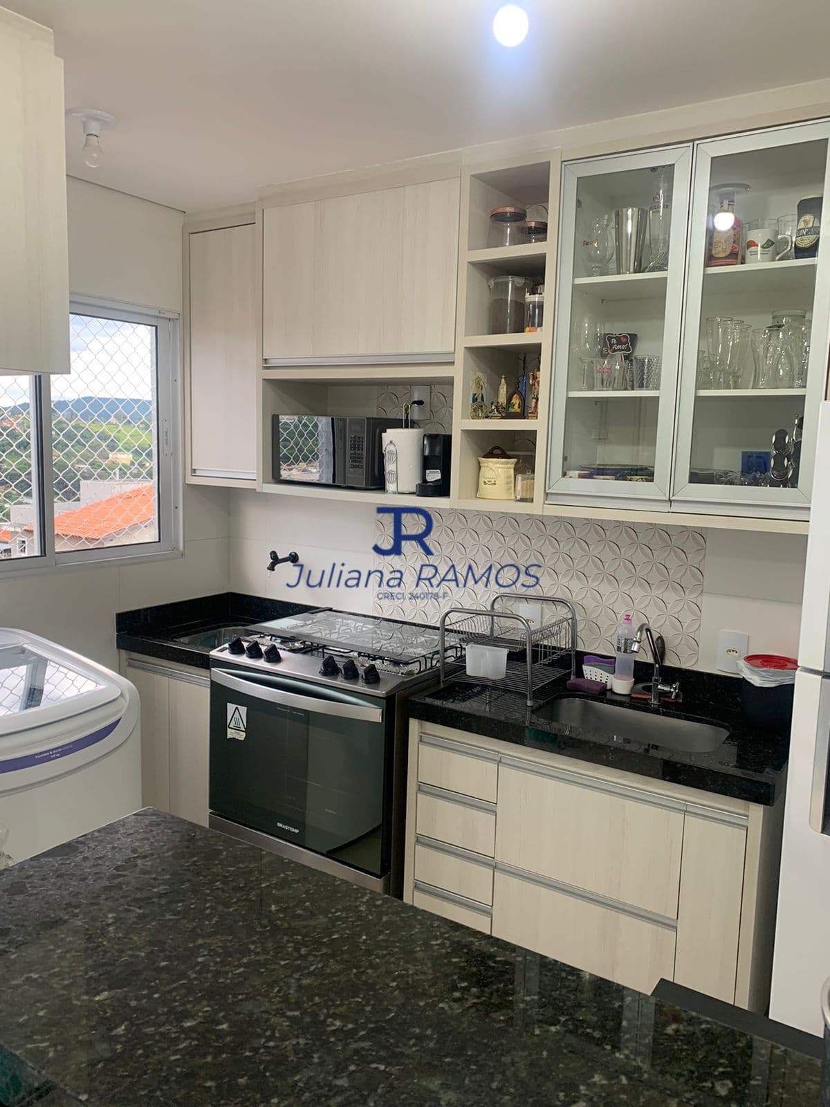 Apartamento com Varanda e 2 dormitórios à venda