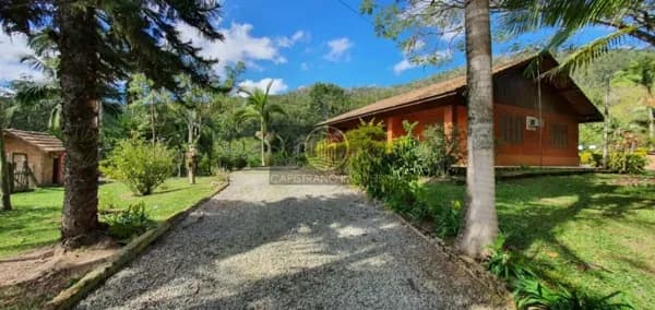 Lindo sitio com área de 40 mil metros, de frente para o asfalto,, localizado na Estrada Geral do Braço em Camboriú!