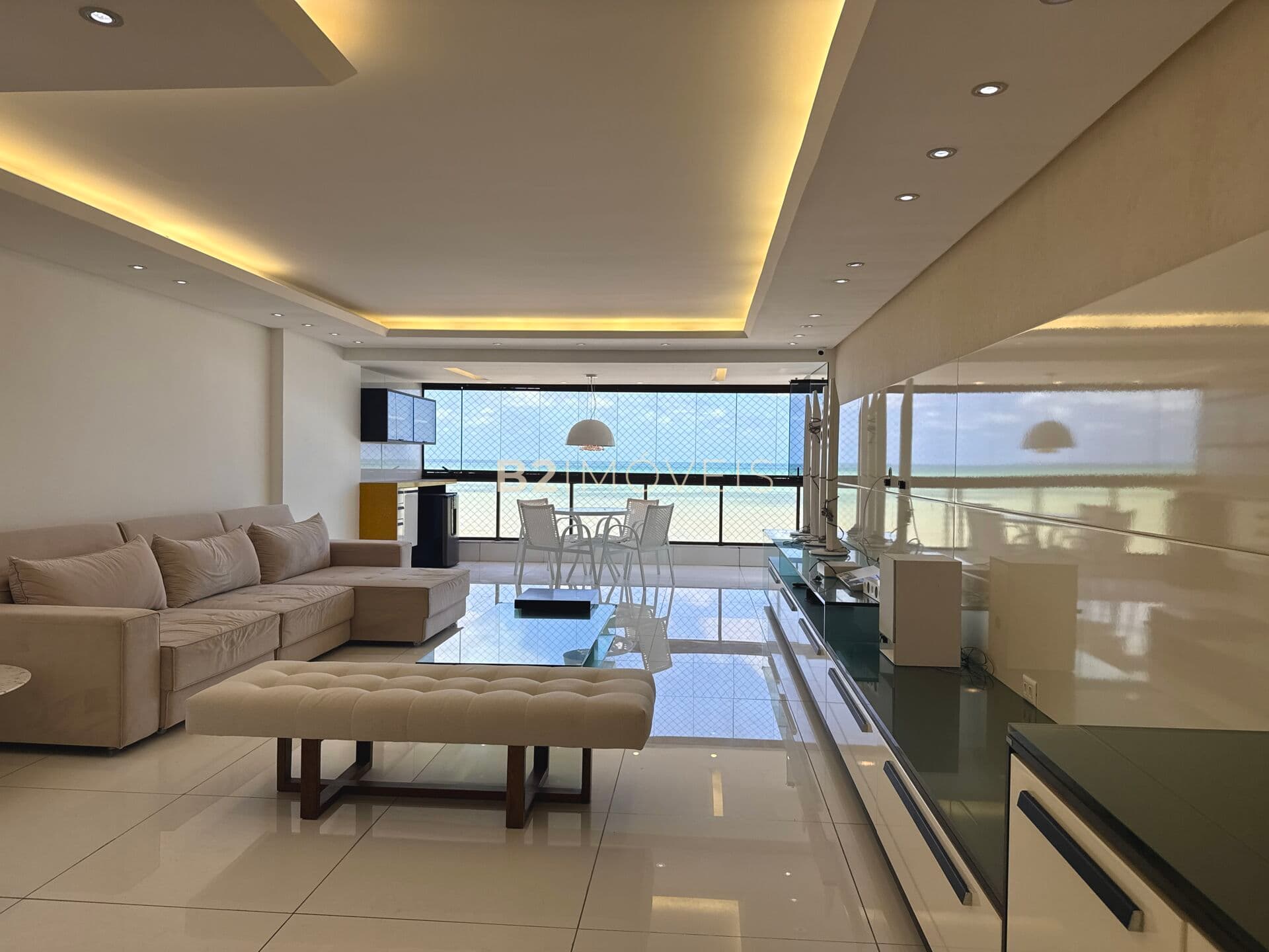 Apartamento à venda na Av. Boa Viagem – 270m², 4 suítes, reformado e mobiliado