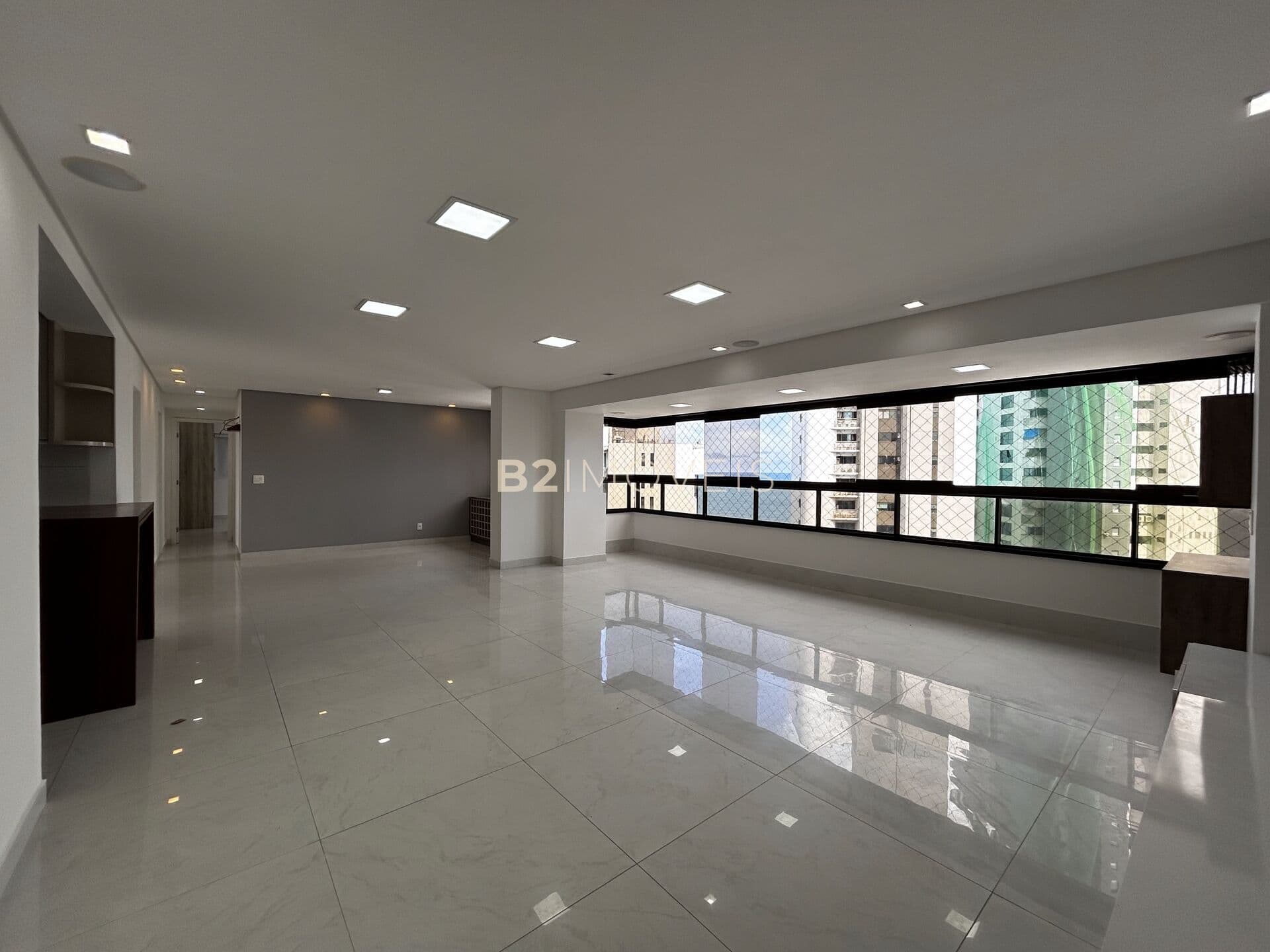 Apartamento à venda no Edf. Dona Cecy – 3 suítes, 145m², 1 quadra da praia