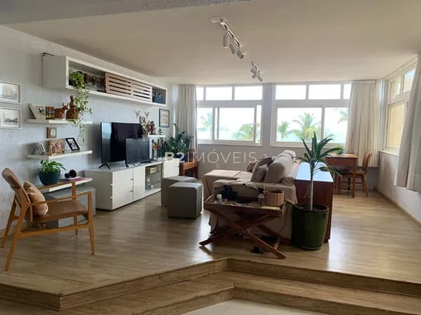 De frente pro mar, entre a Padaria Boa Viagem e o Acaiaca – 168m²