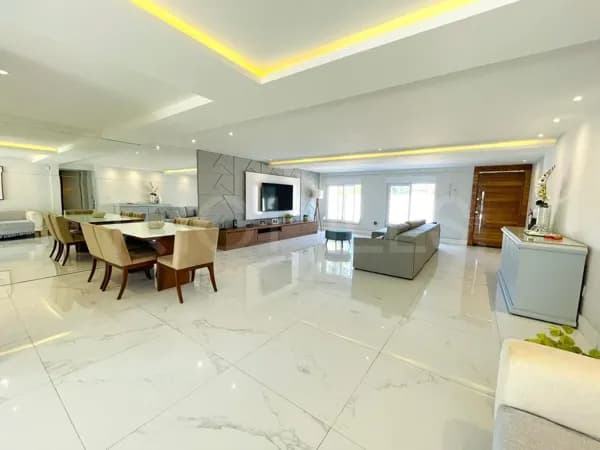 Casa Duplex de Alto Padrão com 5 quartos e 274m², à venda em Camboinhas, Niterói/RJ