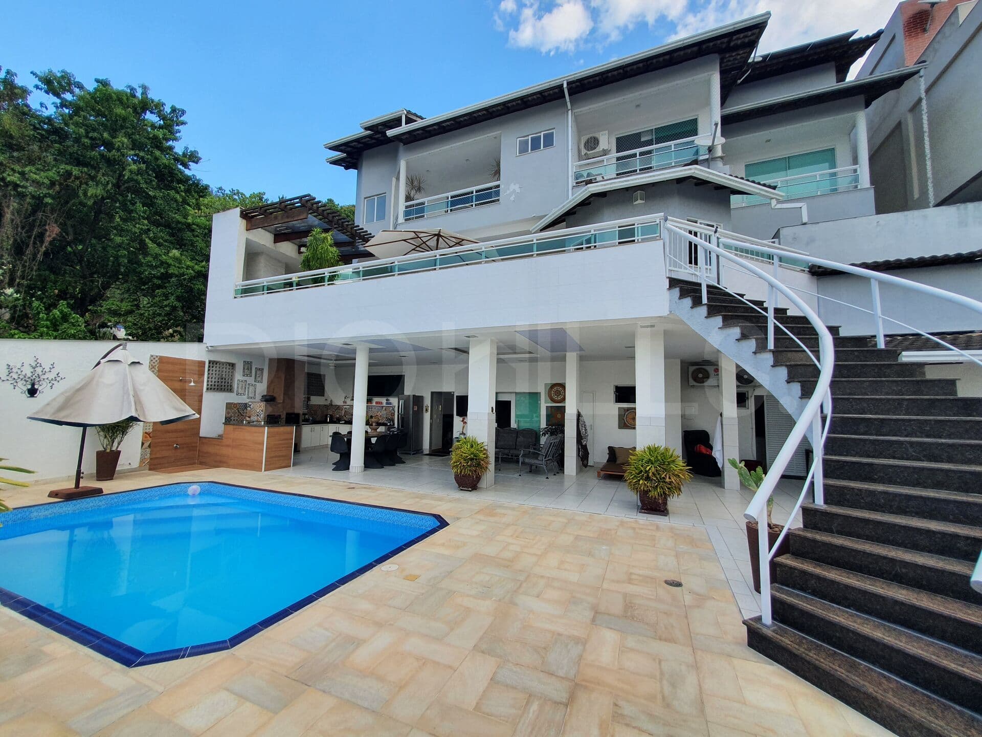 Casa de Condomínio em Niterói - Charitas