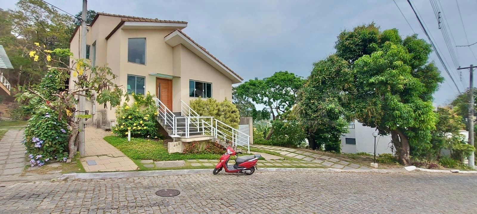 Casa em Condomínio, com 3 quartos e 300m², à venda em Charitas, Niterói/RJ