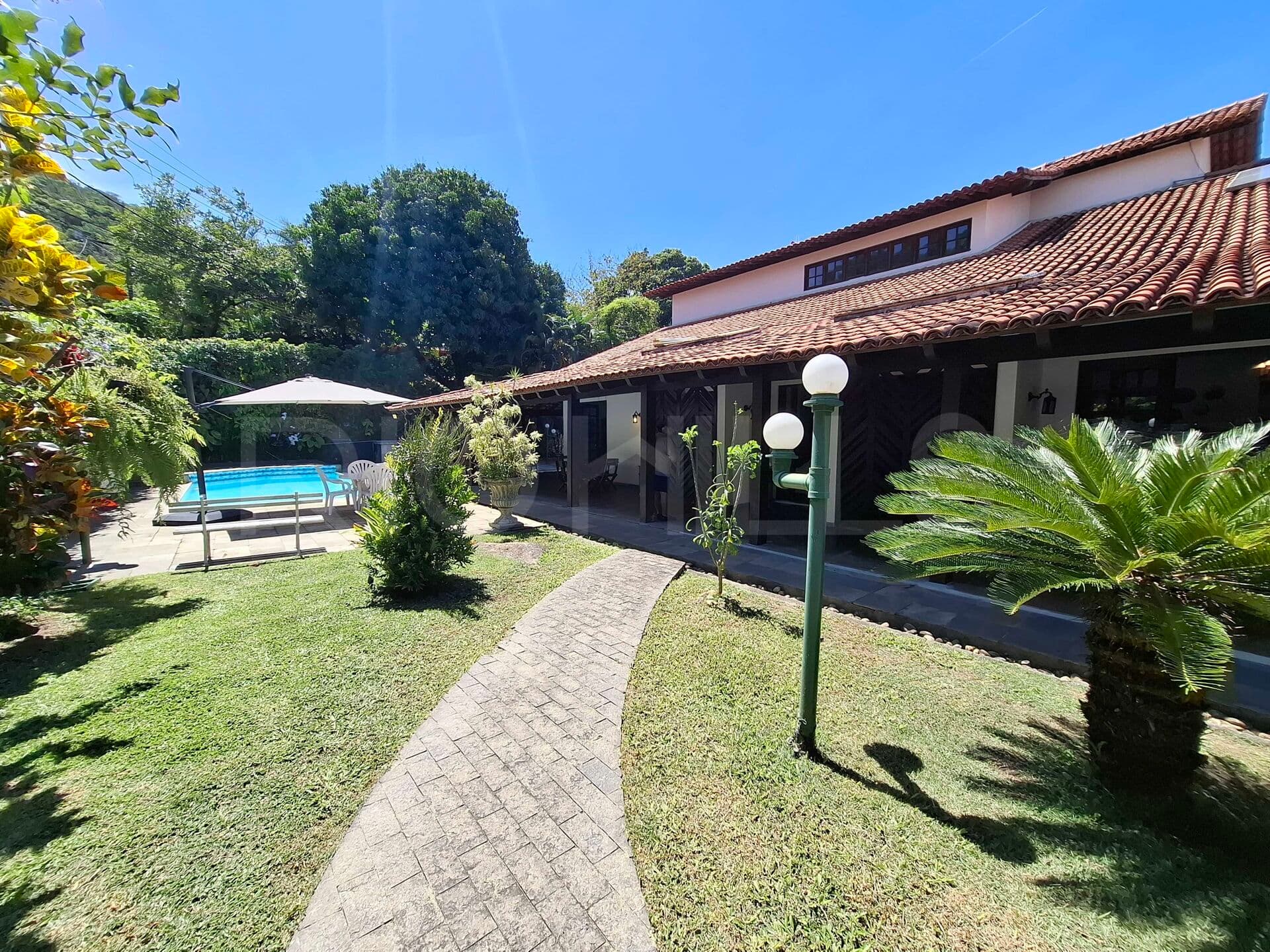 Casa em condomínio, com 4 quartos e 520m², à venda em Itaipu, Niterói/RJ