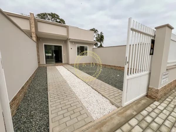 Casa com suíte e amplo espaço de terreno - Balneário Piçarras/SC