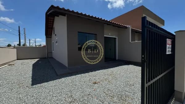 LINDA CASA DE ESQUINA EM RUA ASFALTADA COM MUITO ESPAÇO DE TERRENO EM BARRA VELHA