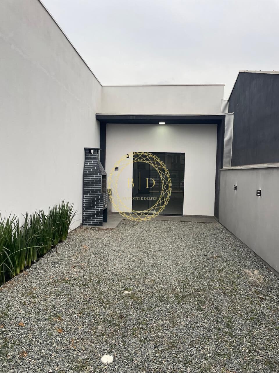 EXCELENTE CASA A VENDA COM ÓTIMO PADRÃO DE ACABAMENTO E CHURRASQUEIRA