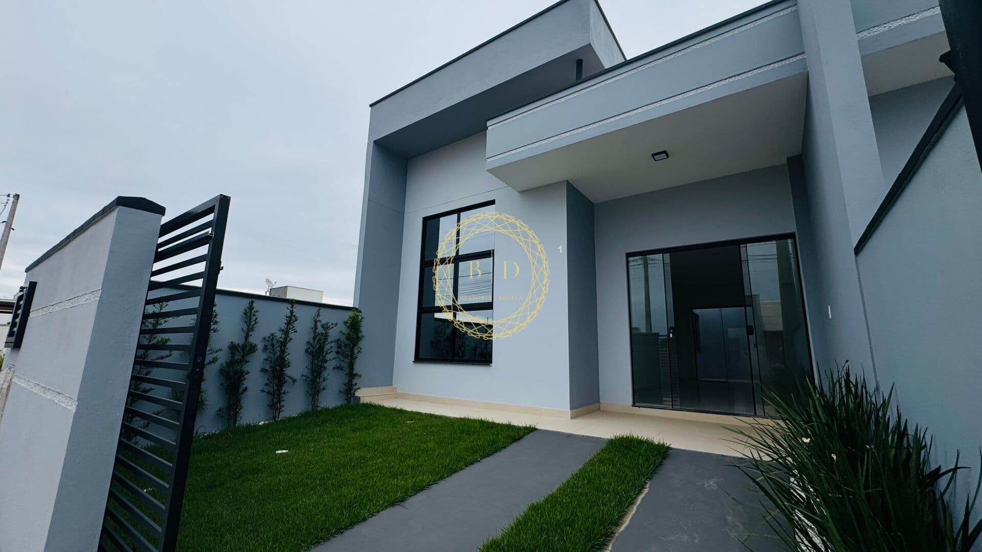 CASA MODERNA EM RUA CALÇADA A VENDA EM BARRA VELHA.