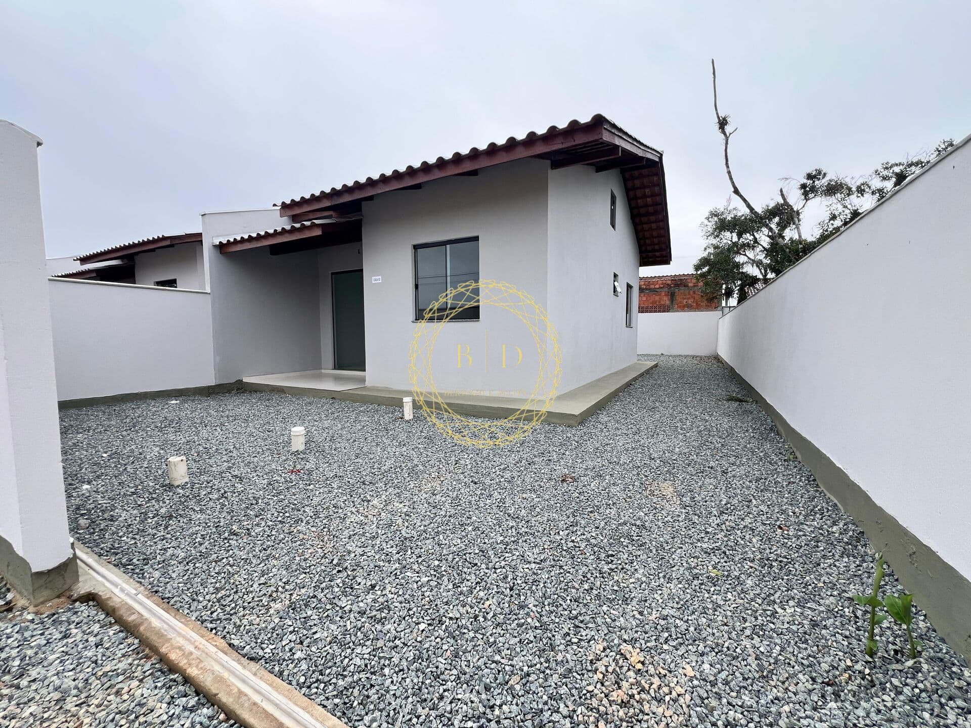 Casa com dois dormitórios e amplo espaço de terreno a venda - Barra Velha/SC