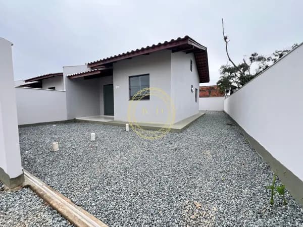 Casa com dois dormitórios e amplo espaço de terreno a venda - Barra Velha/SC