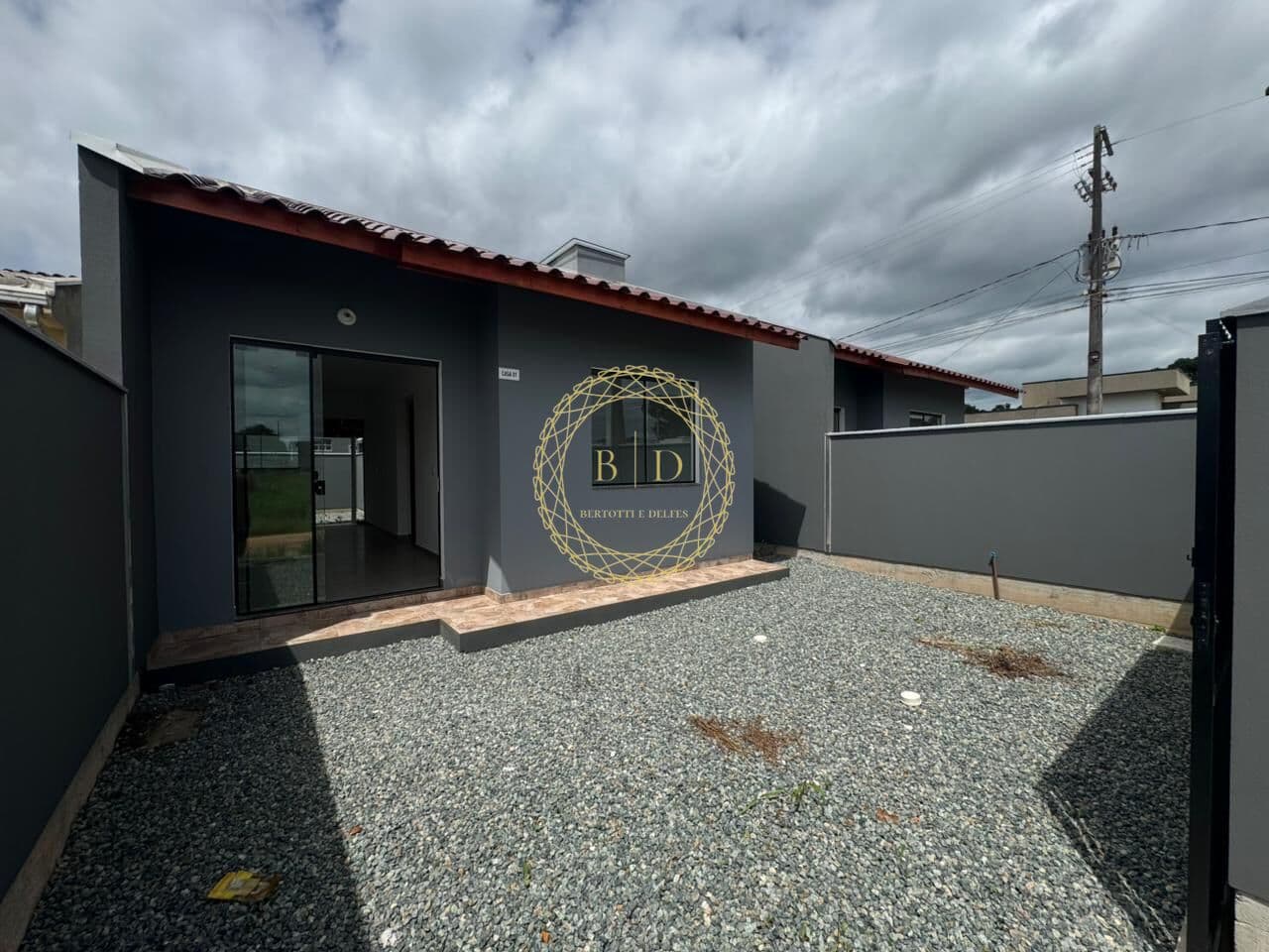 LINDA CASA COM ÓTIMO ESPAÇO A VENDA EM BARRA VELHA-SC