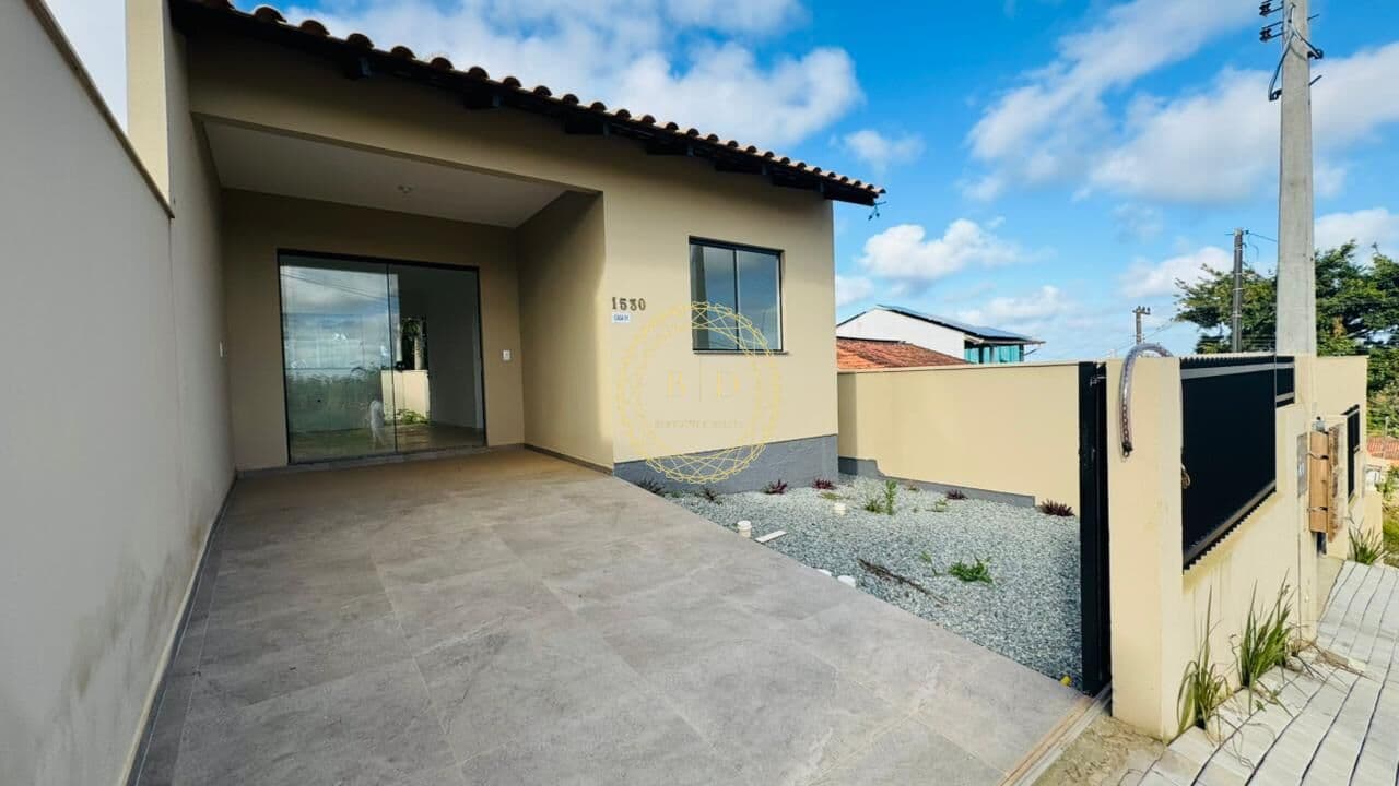 Vende-se casa com amplo espaço de terreno em Barra Velha-SC
