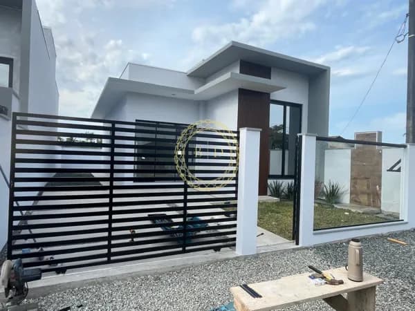Casa Alto Padrão com pé direito elevado e amplo espaço de terreno à venda - Barra Velha/SC