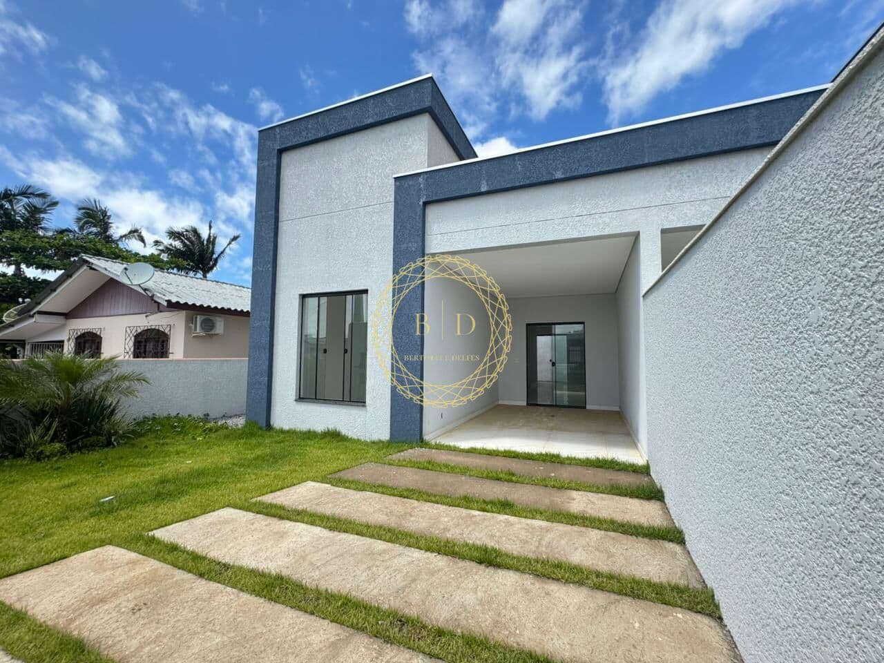 - Linda Casa com 3 quartos + churrasqueira e garagem Coberta a venda!