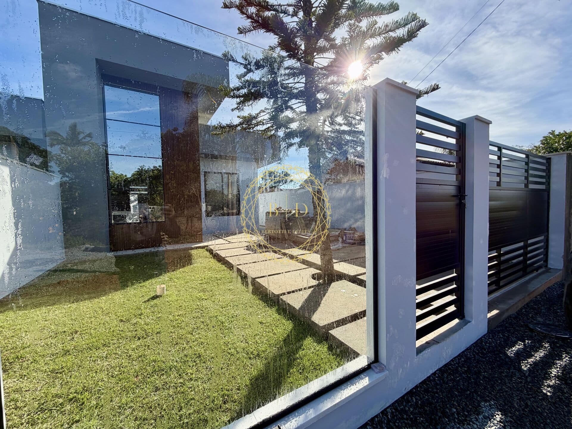 Casa ALTO PADRÃO com muito espaço de terreno a venda - Barra Velha/SC