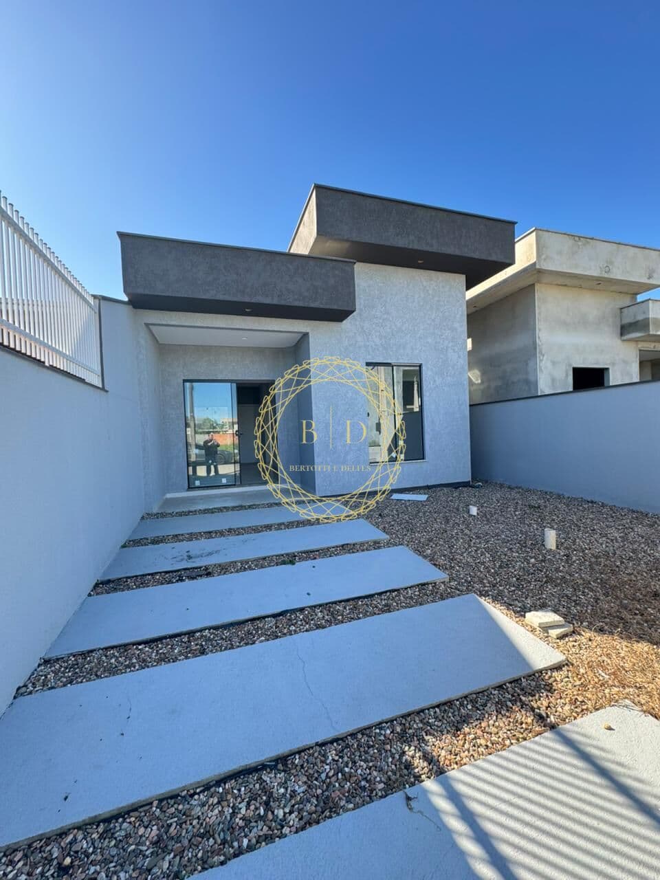 Casa com pé direito elevado a venda - Centro de Barra Velha/SC