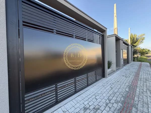 LINDA CASA COM FACHADA MODERNA COM 3 DORMITÓRIOS, GARAGEM COBERTA E AREA DE FESTAS NOS FUNDOS.