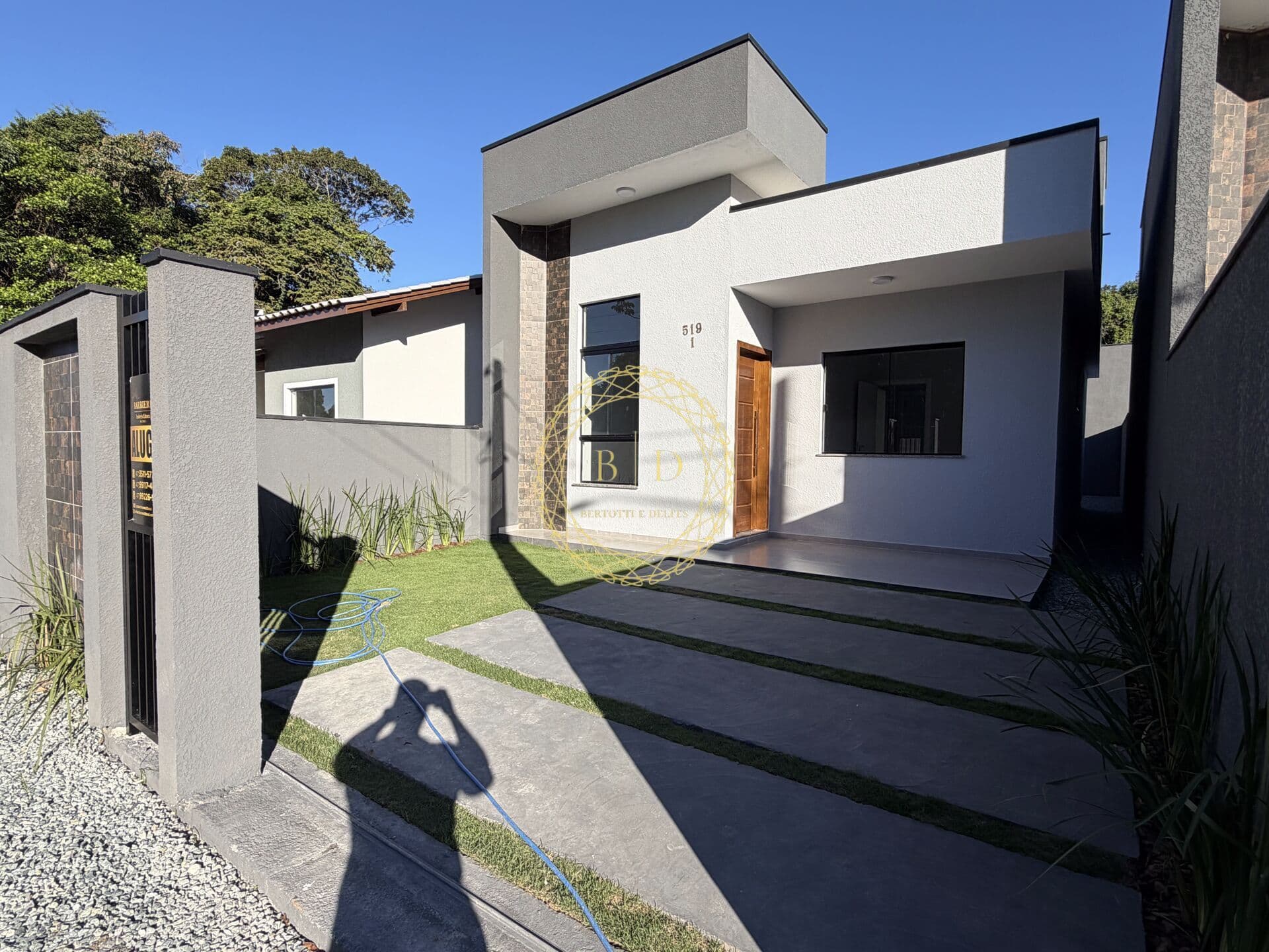 Casa com PÉ DIREITO ELEVADO a venda - Barra Velhas/SC