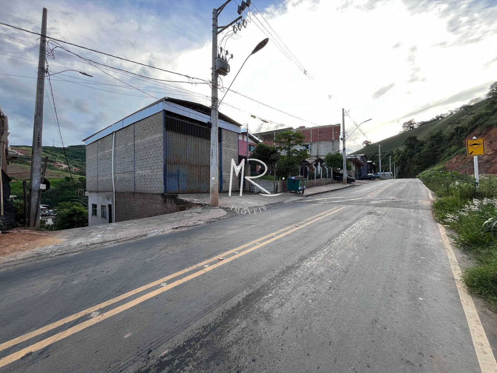 Galpão comercial mais apartamento na rd MG-111 Manhuaçu/Simonesia-MG