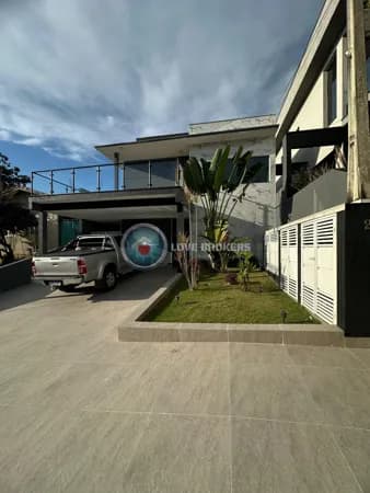Casa assobrada alto padrão no Condomínio Aruã