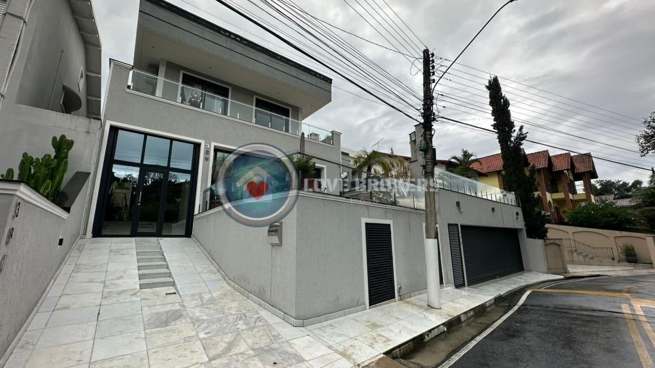 Casa a venda no Condomínio Arujazinho 4