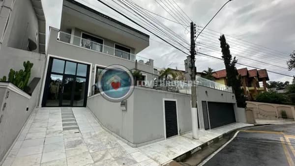 Casa a venda no Condomínio Arujazinho 4