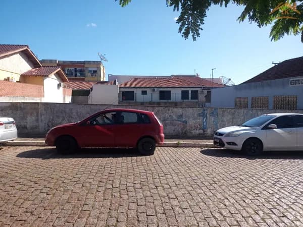 Ótimo terreno com dois acessos.