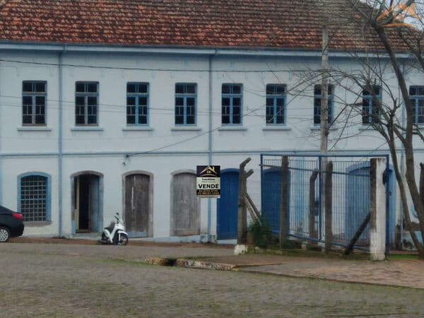 Casa Sobrado, prédio amplo.