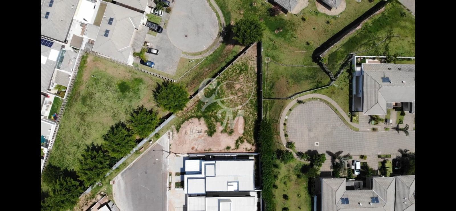 🏡 Terreno de esquina amplo com 561m² no Reserva Ermida II