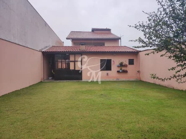 Sobrado amplo com 3 dormitórios, área gourmet e quintal gramado