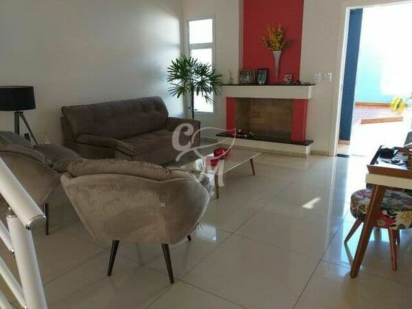 Casa com ótimo acabamento e decoração.