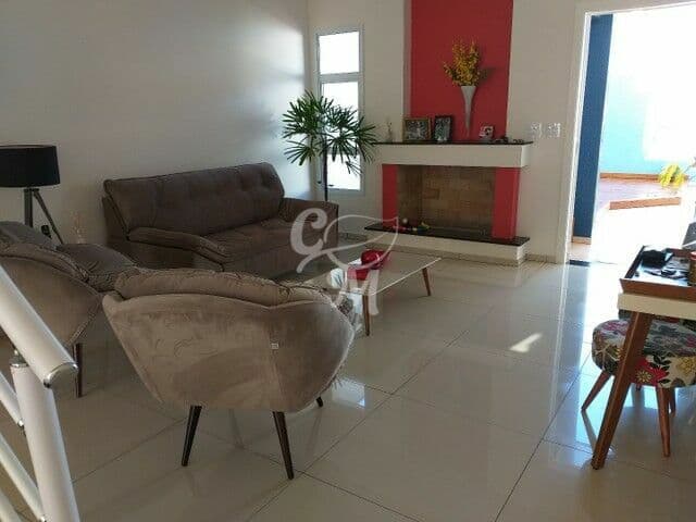 Casa com ótimo acabamento e decoração.