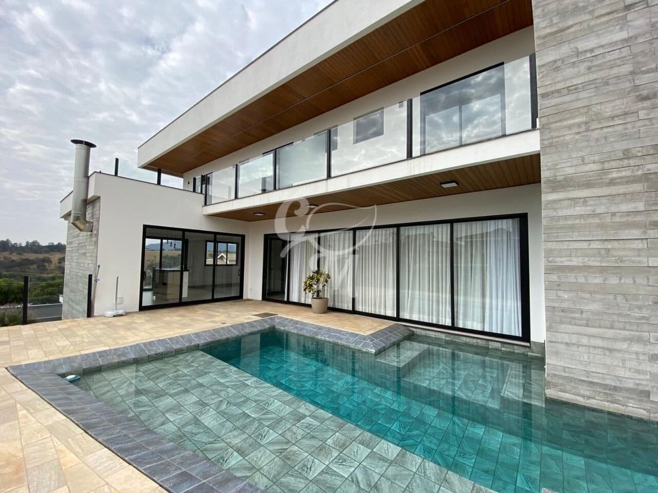 Casa em Condomínio com Lazer e Lago