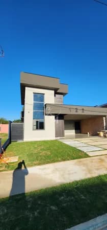 🏡 Casa térrea moderna 215m² com piscina em condomínio