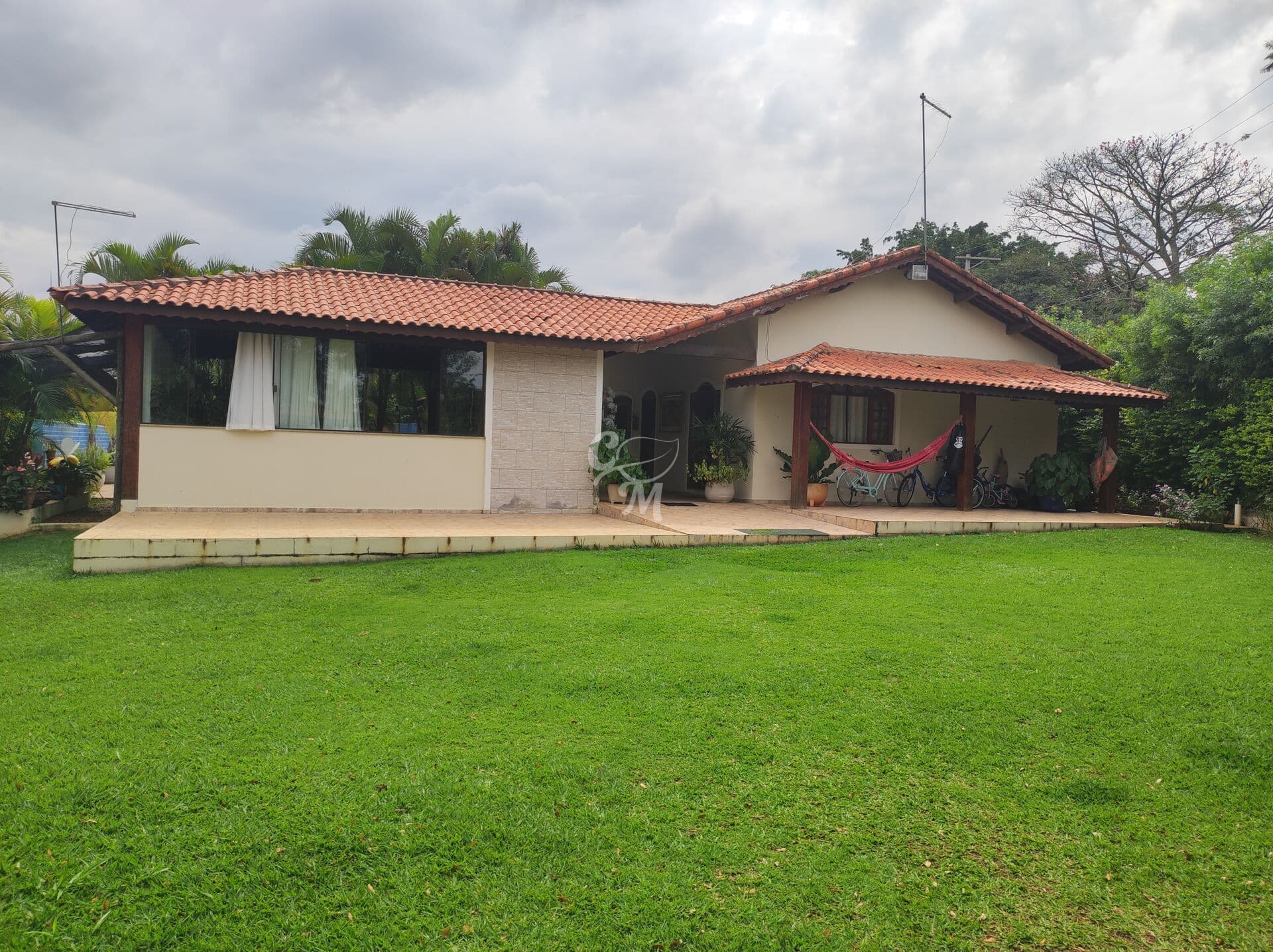 Excelente Casa Térrea com Área Gramada!