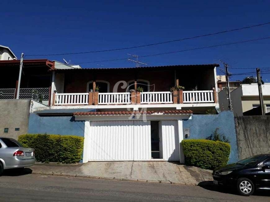 Casa avarandada com cômodos amplos