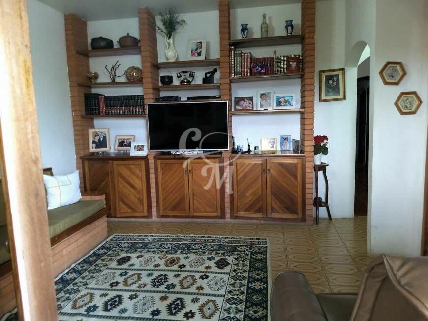 Casa avarandada com cômodos amplos