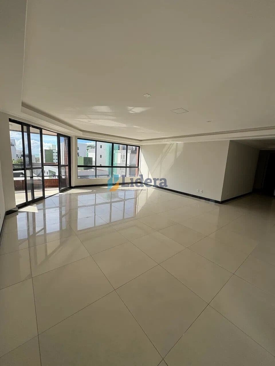 Apto espaçoso e ventilado - 4 quartos - 4 suites - 2 vagas de garagem - em Intermares, Cabedelo/PB
