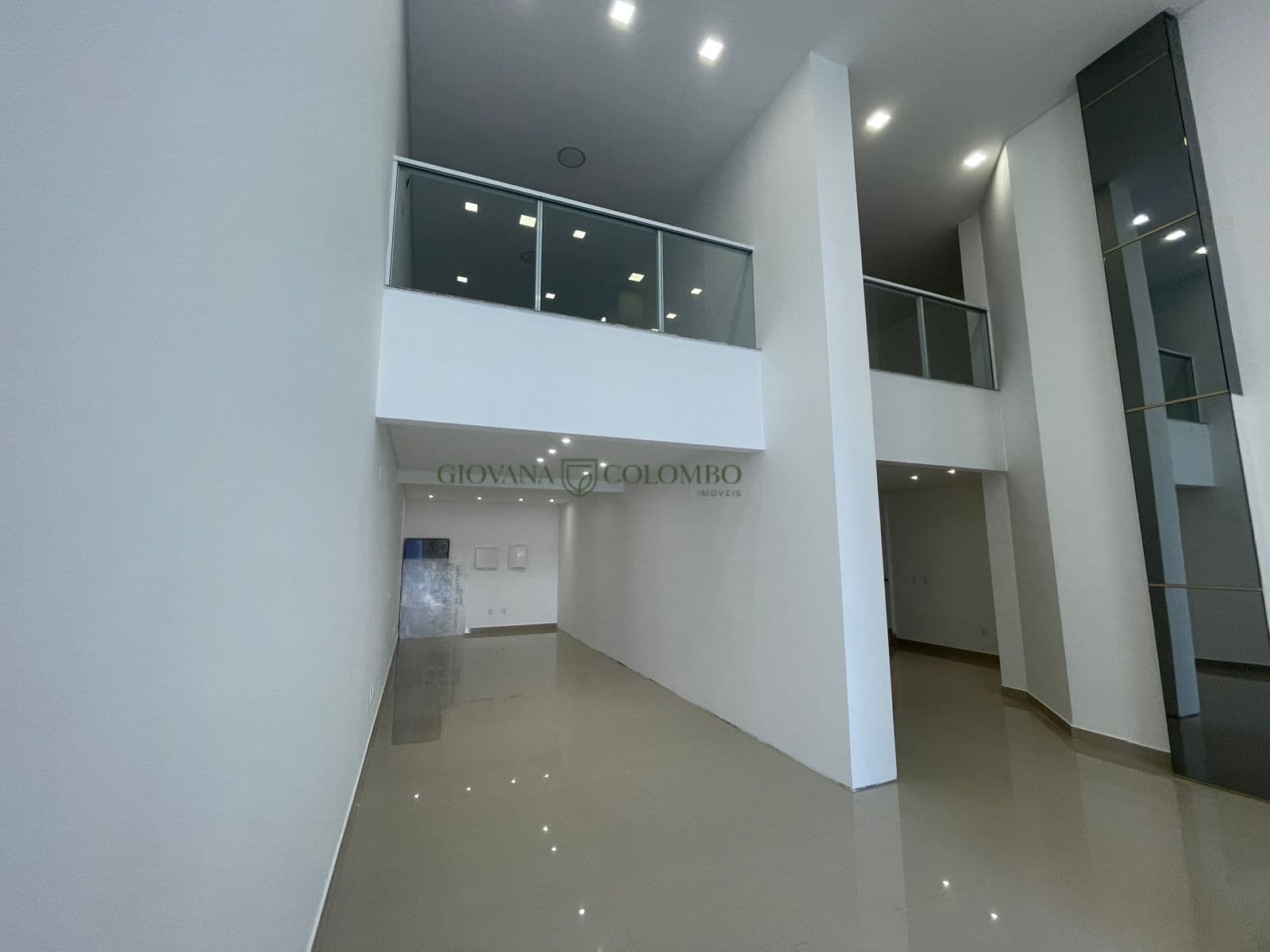 Sala Comercial com Mezanino - Pronta para uso - Excelente localização