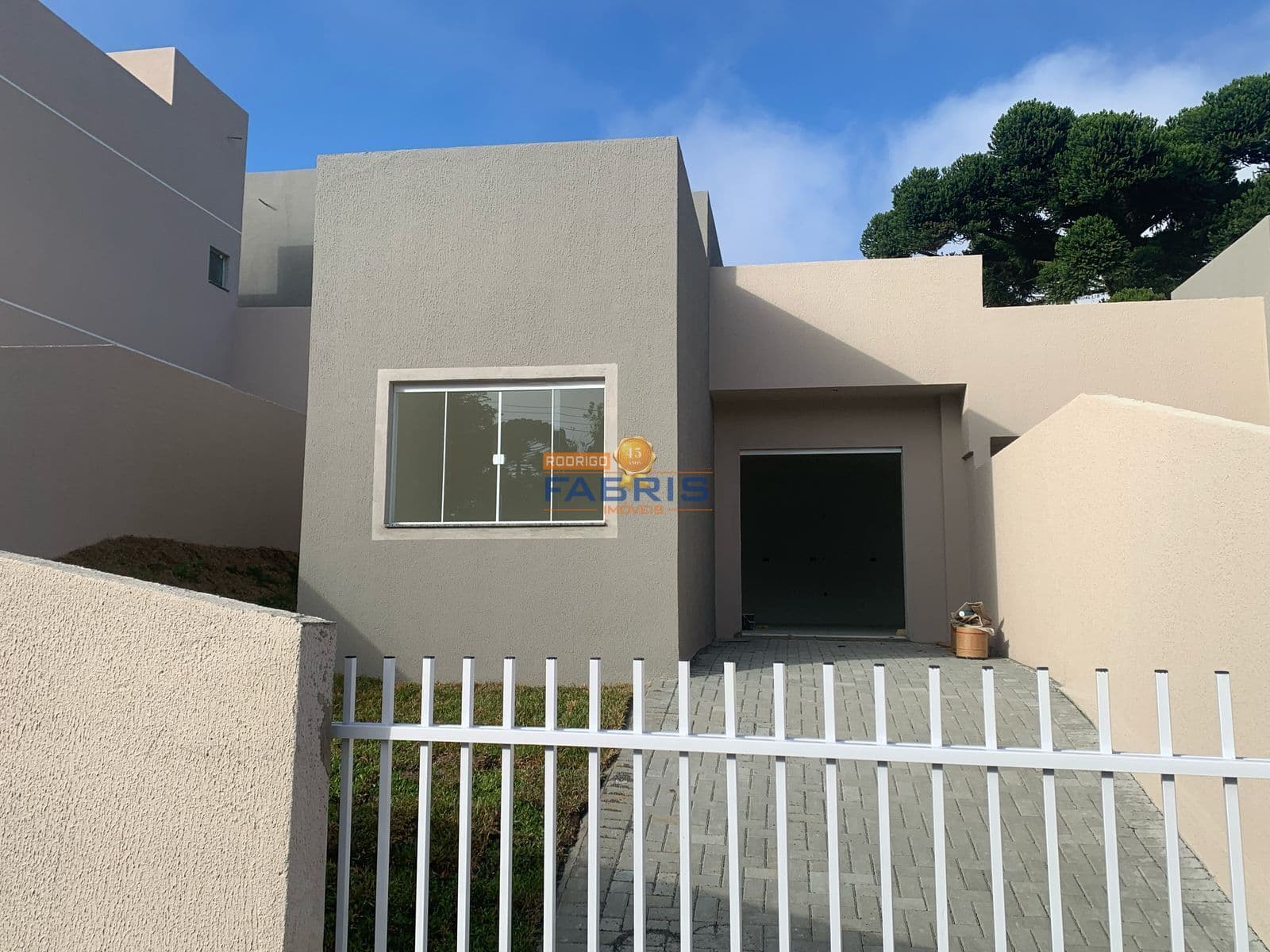 CASA PADRÃO COM 2 DORMITÓRIOS EM CONDOMÍNIO.