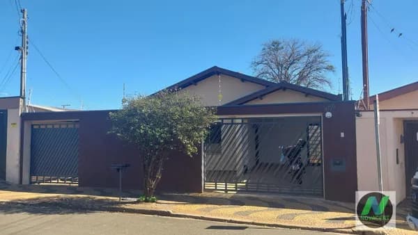Casa à venda com salão comercial pronto para cabeleireiro, estética ou outro uso