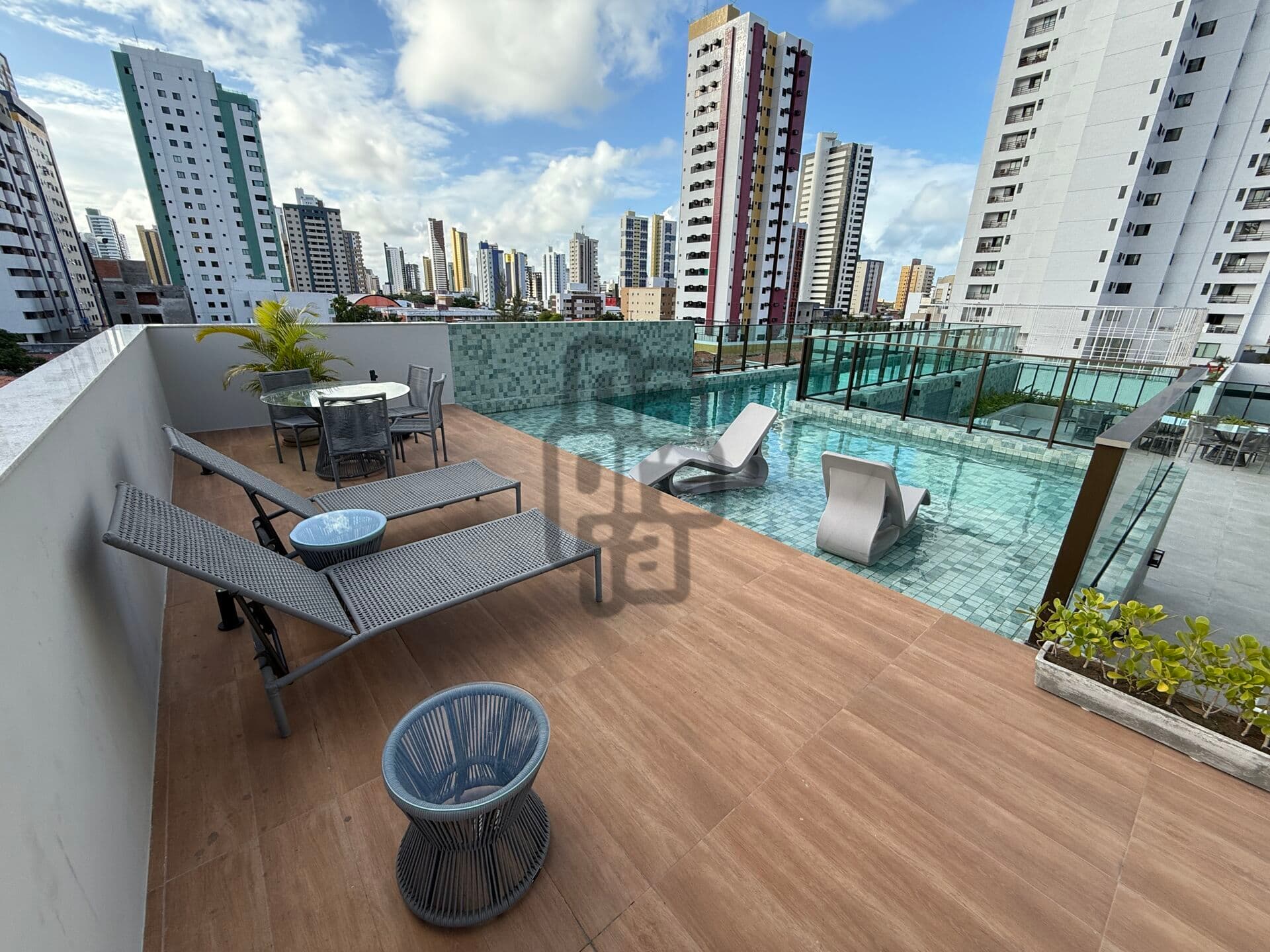 Apartamento de alto padrão ALL INCLUSIVE, em andar alto com vista mar