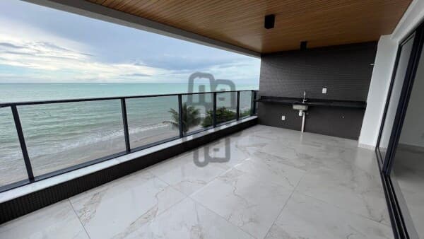 Apartamento de alto padrão com pé na areia