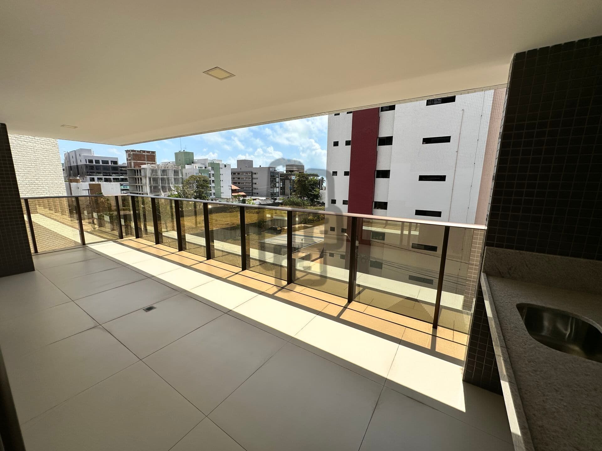 Apartamento alto padrão a menos de 200 metros do mar