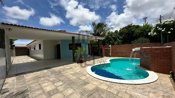 Casa ampla com 04 quartos e piscina