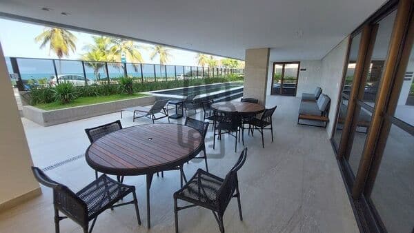 Apartamento de alto padrão à beira-mar