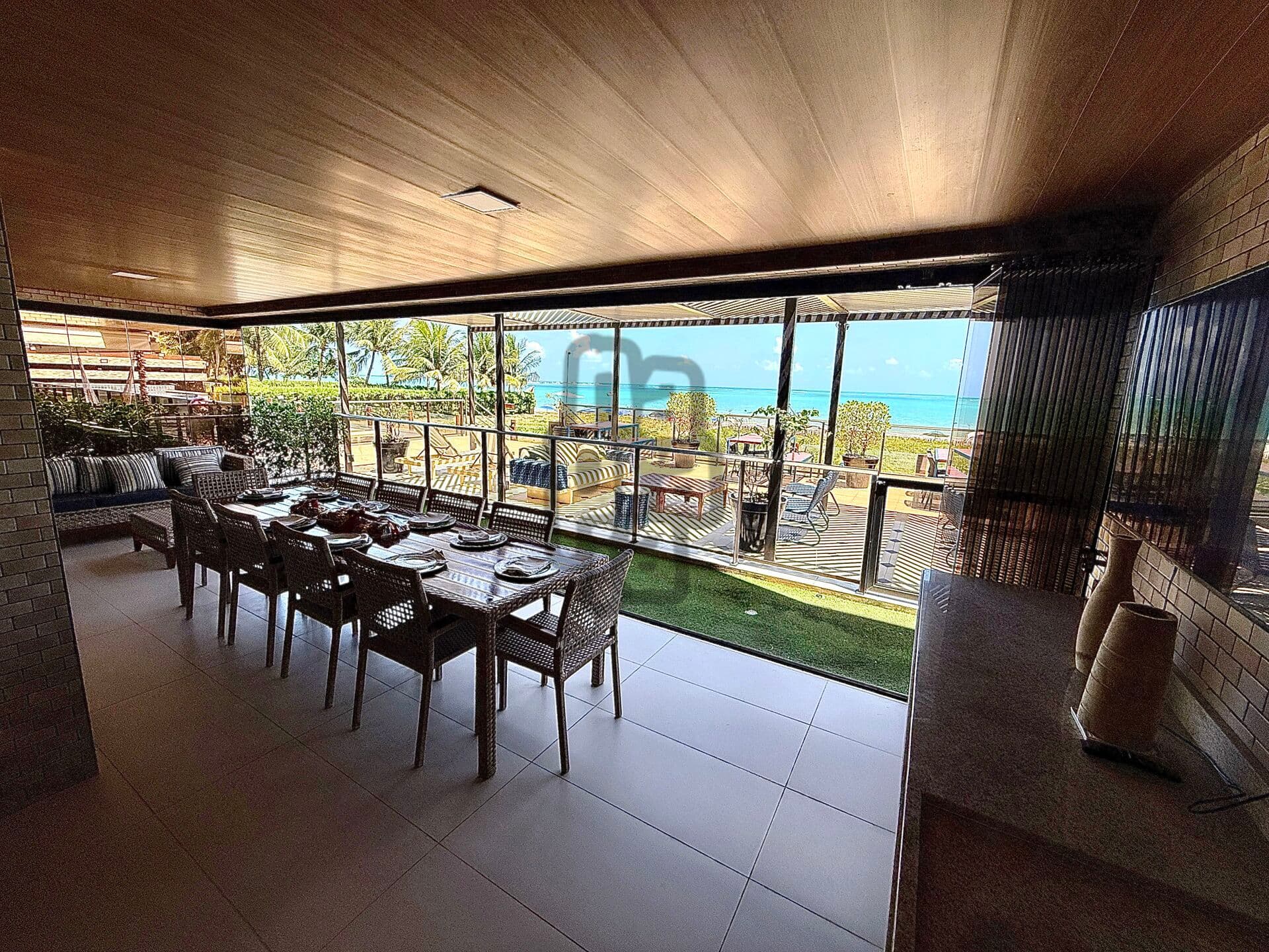 Apartamento de alto padrão pé na areia