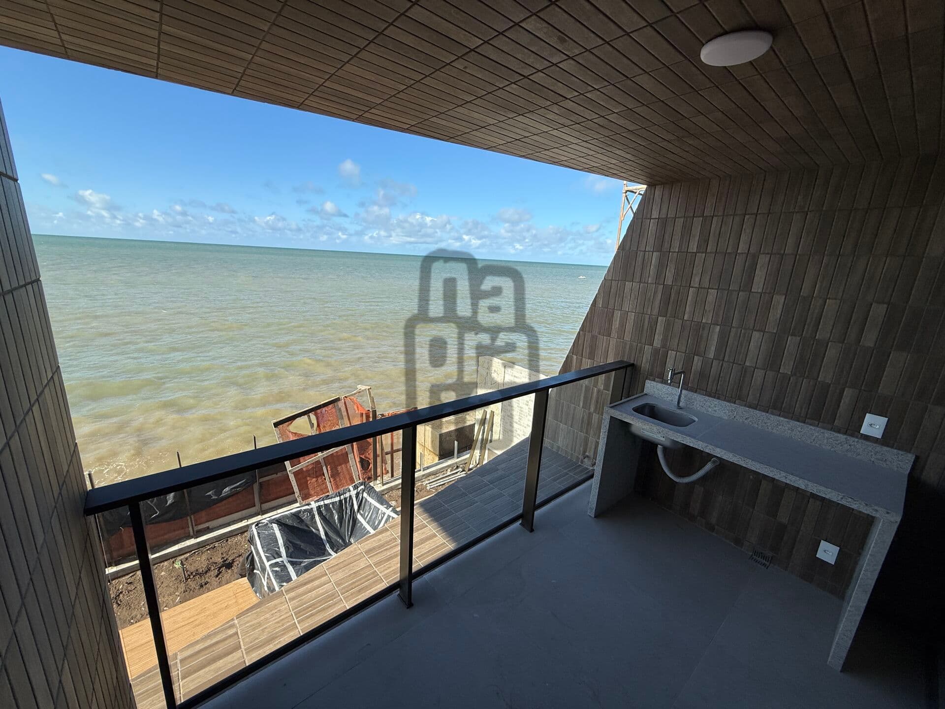 Apartamento pronto para morar, de alto padrão e pé na areia